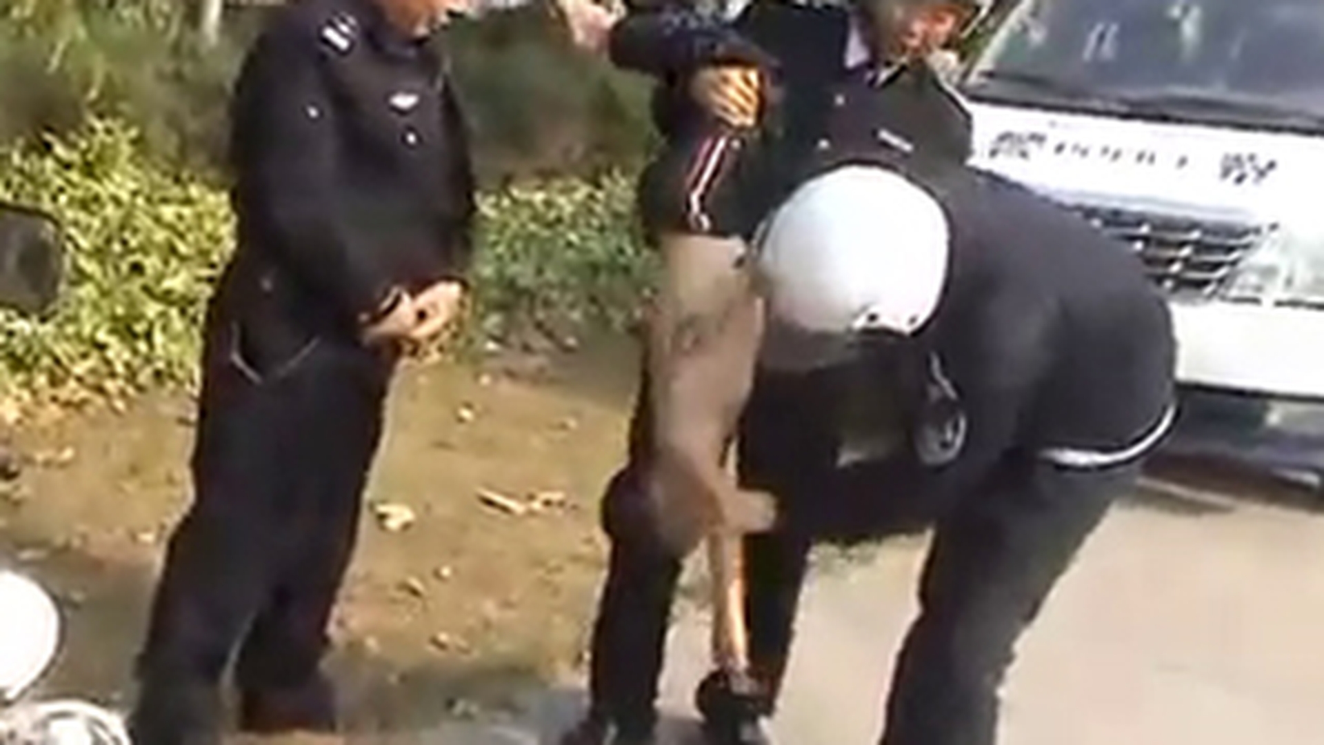 VIDEO Incredibil! Vezi in ce stil barbar resusciteaza niste politisti chinezi un copil salvat de la inec!