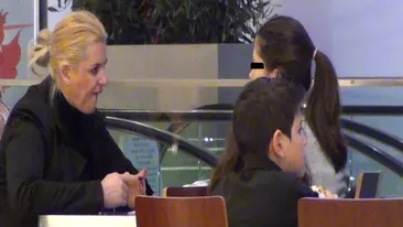 Dupa razboiul pe copii purtat cu sotul, Cristina Uzunov isi etaleaza calitatile de mama! Si-a scos fetita in oras!