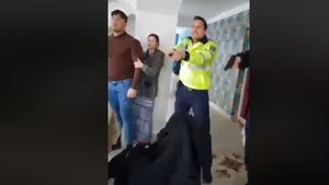 Scene uluitoare! Polițiștii au intrat în casă și au scos pistoalele: ”Băăăă, ce ….” VIDEO