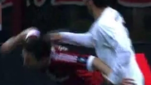 VIDEO Asta e fotbalistul mai pervers ca Perversu' de pe Targu Ocna! I-a spart fata lui Van Bommel cu o "bucata" care l-ar fi ucis si pe Bruce Willis!