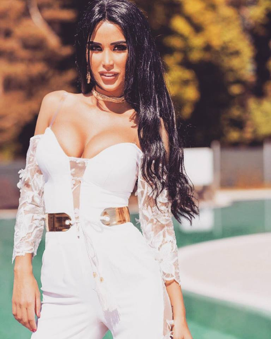 DANIELA CRUDU îşi sărbătoreşte ziua de naştere la malul mării. Sora brunetei i-a făcut cea mai frumoasă urare!