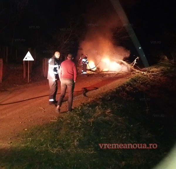 FOTO + VIDEO. Drama unui bărbat din județul Vaslui. La un pas sa arda de viu, în mașina incendiată!