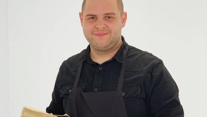 Vești mari pentru fanii emisiunii „Chefi la cuțite”! Fostul concurent, Alexandru Bădițoaia, s-a căsătorit civil. Primele imagini de la eveniment