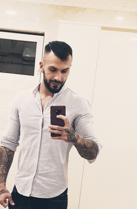 Cum arăta ispita Narcis Bujor în liceu, fără mușchi și fără tatuaje. Imaginile din Tecuci pe care „fiorosul” de la Insula Iubirii le-ar vrea șterse