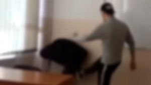 Scene șocante la o școală din Vaslui. O profesoară a fost bătută cu bestialitate cu o țeavă, de către un elev de 12 ani