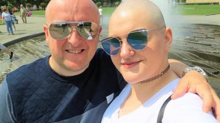 O tânără de 29 de ani a fost condamnată la închisoare, după ce s-a ras în cap și s-a prefăcut bolnavă de cancer ca să facă rost de bani pentru nunta mult visată