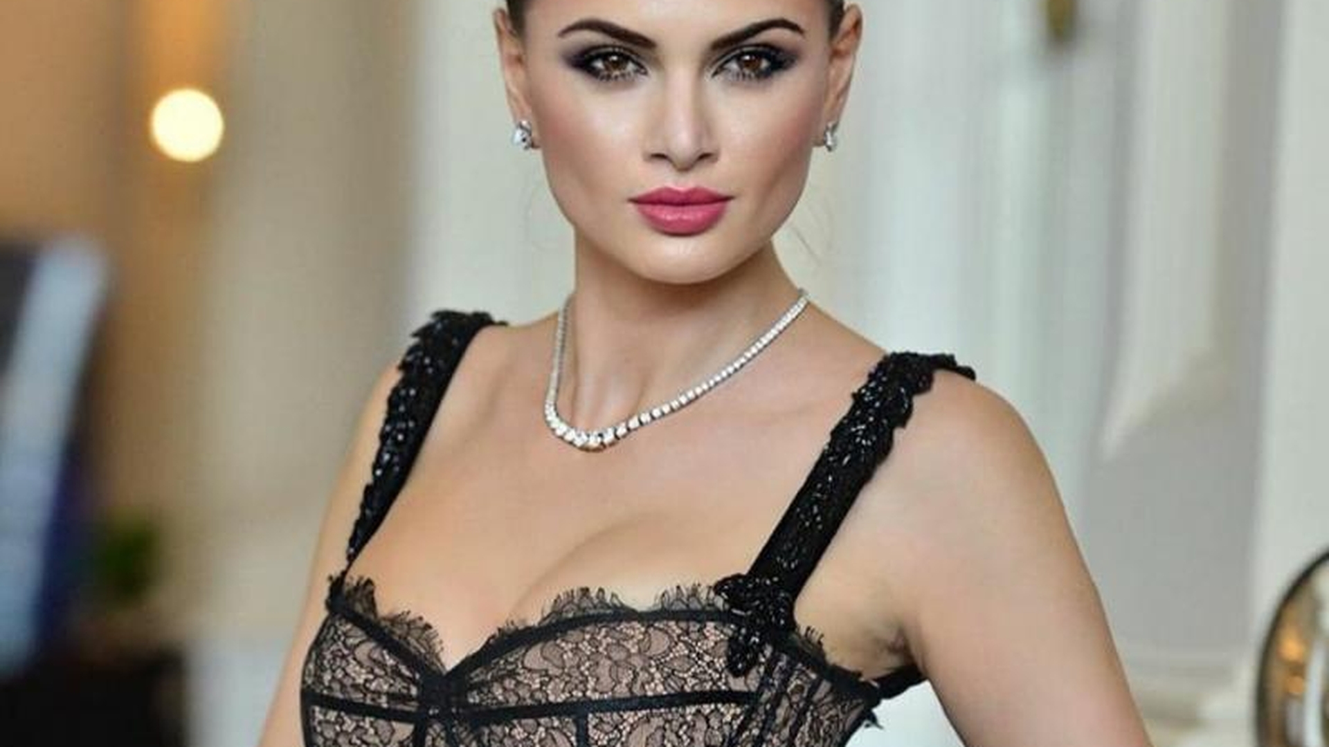 Ramona Gabor, lux și opulență la Dubai. cum arată sora Monicăi Gabor în costum de baie la 32 de ani