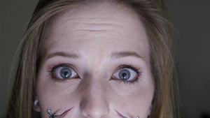 Fata asta a dus body-paintingul la un alt nivel! Cum poate sa arate dupa ce isi deseneaza fata