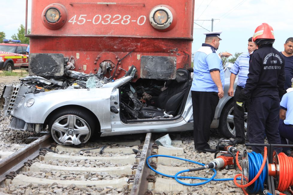 Mașina afaceristului a fost lovită în plin de locomotivă
