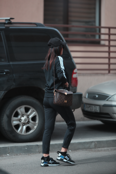 Dora este o tânără super sexy. Recent, s-a cuplat cu un milionar însurat, care o răsfață cu cadouri scumpe