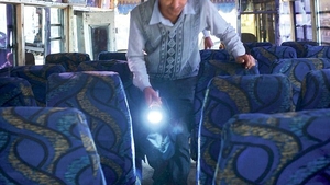 O tânără de 23 de ani a fost violată de 7 bărbaţi într-un autobuz! Agresorii i-au atacat-o cu o bară de fier!