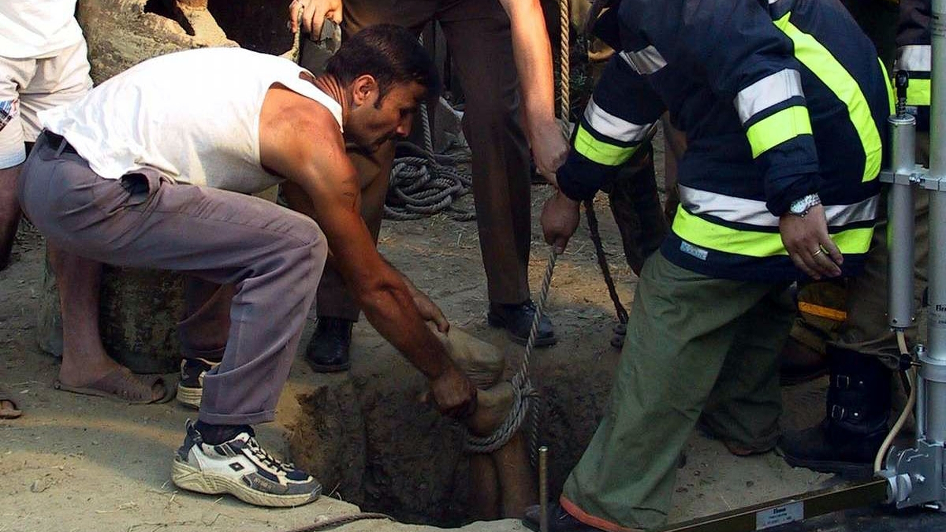 Povestea lui Daniel, un băiețel din Teleorman care a căzut într-un puț de peste 16 metri. A ținut o țară întreagă cu sufletul la gură
