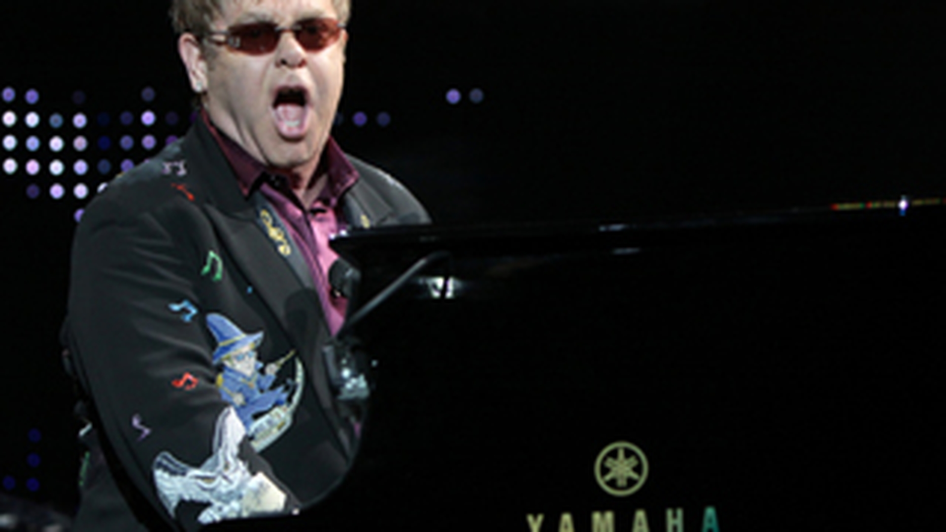 Fratele lui Elton John traieste intr-o cocioaba