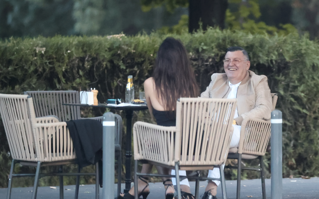 Nea Dan Milionaru', la discuție cu o sexy-brunețică