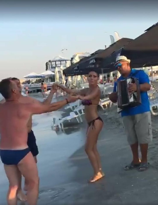 Rar mai vezi aşa ceva! Ce a făcut aseară ANDREEA MANTEA cu doi bărbaţi pe plajă: „Oamenii se uită la noi ca la circ!“
