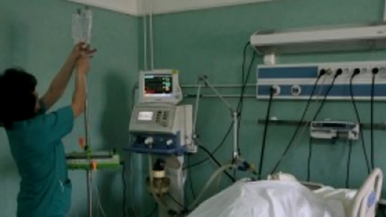 IMAGINI ŞOCANTE! Un pacient de la Spitalul de Arşi este mâncat de viu de viermi. Un medic a publicat filmarea