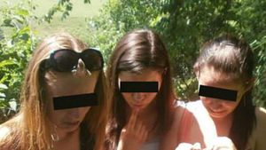 Trei pustoaice din Romania au ingrozit Facebook-ul! S-au pozat cu asta in mana si au incarcat imaginea pe Internet
