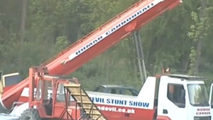 VIDEO socant! Un cascador a murit strivit de pamant in timp ce facea pe "ghiuleaua umana"