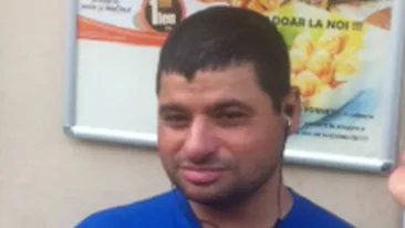 Omul Bormasină imparte pliante in centrul orasului Brasov! Uite cât de serios e la locul de munca