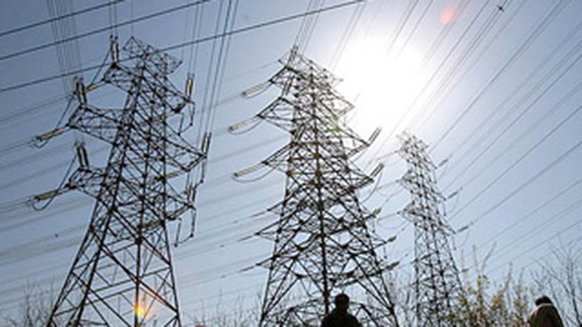Aproape 40 de localitati din Prahova si Dambovita, fara energie electrica din cauza vantului