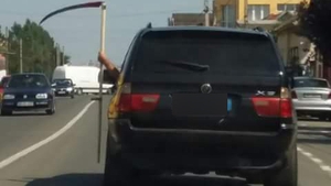 ”Dacă trecea un motociclist rămânea...”. Oamenii s-au frecat la ochi când au văzut ce a scos pe geam acest băcăun care conducea un BMW


