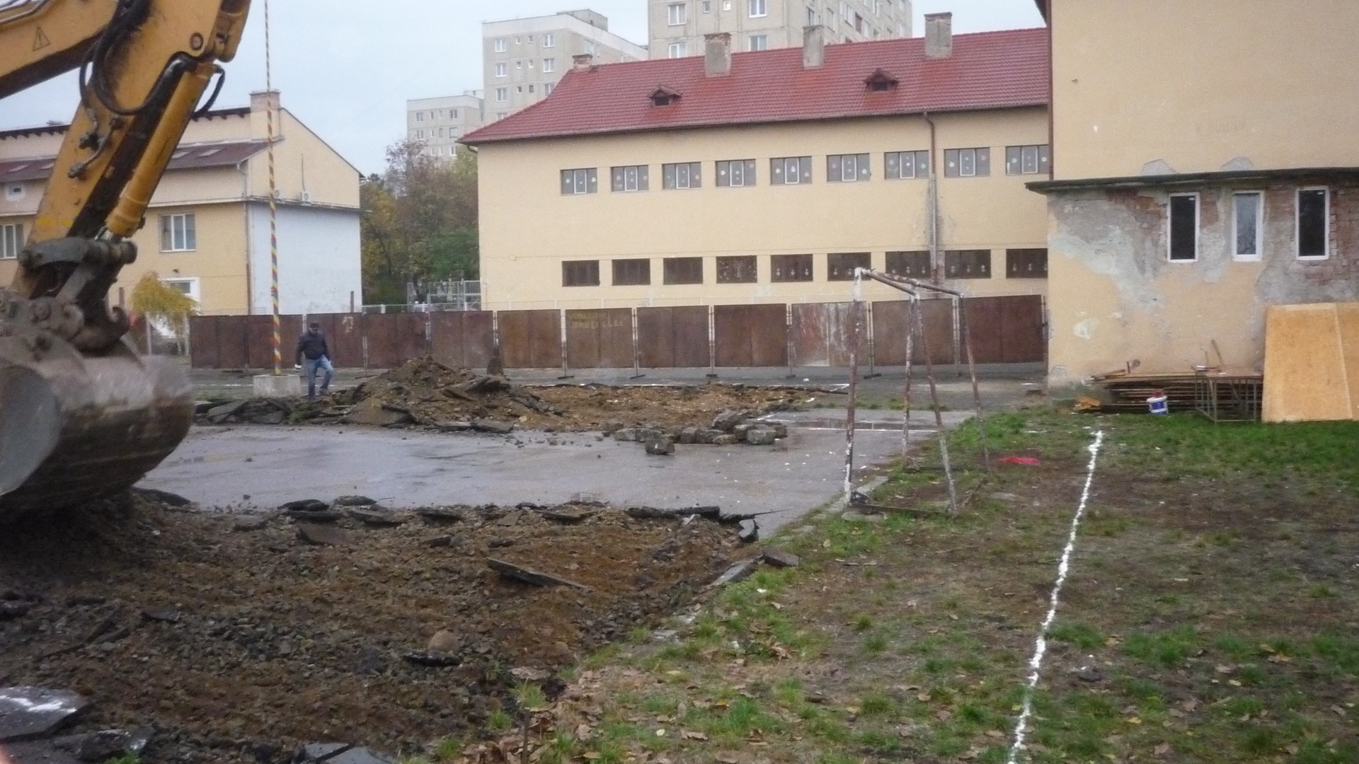 Păpuşa romilor are soţ! Cuplul Barbie - Ken, ameninţat de Lulica şi Bărculică