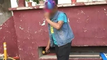 Se mai întâmplă şi minuni. Un cerşetor care susţinea că este paralizat s-a ridicat brusc în picioare şi...