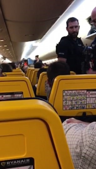 S-a urcat în avion la fel precum ceilalţi pasageri, dar stewardesele au chemat rapid Poliţia! Ce făcuse atât de grav bărbatul de a trebuit scos cu forţa