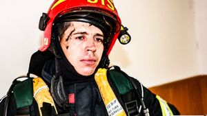 Imagini emoţionante! Ei sunt eroii care au salvat 19 bătrâni din azilul cuprins de flăcări