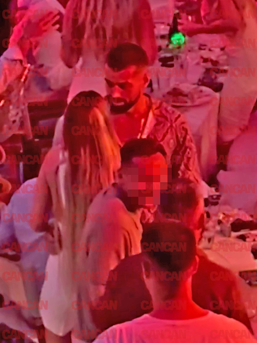 Ispita Teo vorbește cu o blondină