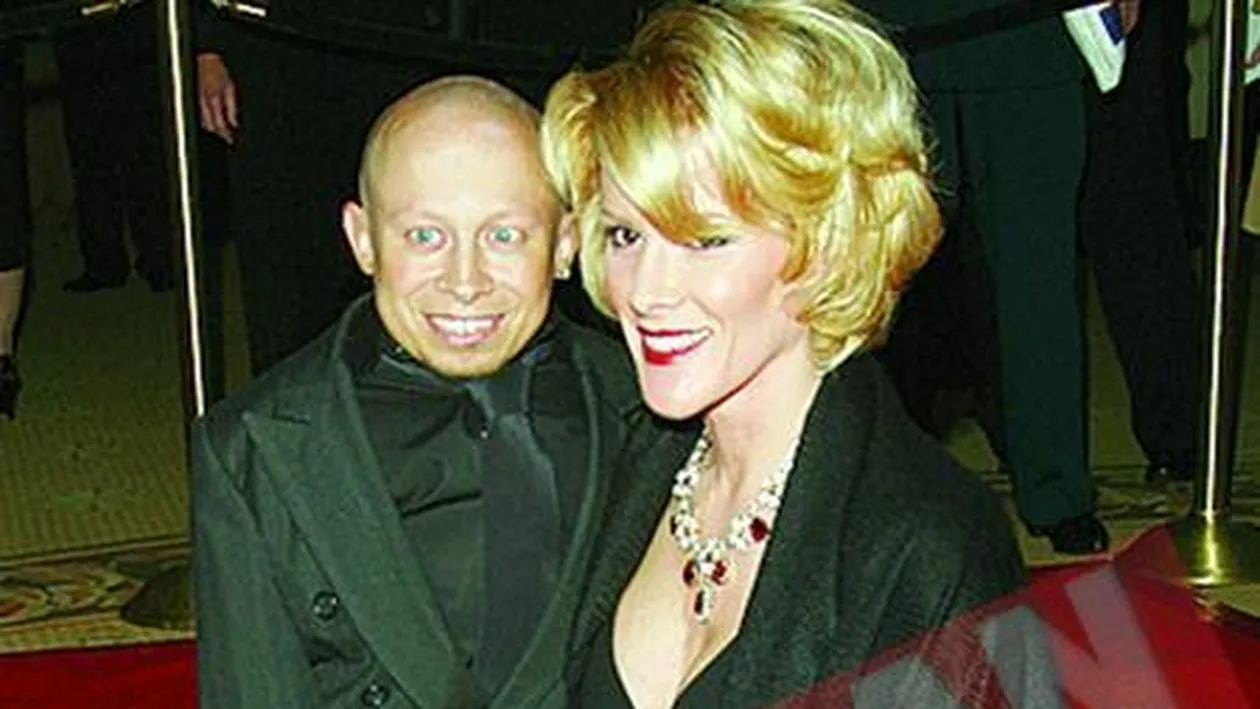 Piticul din Austin Powers bea de stinge