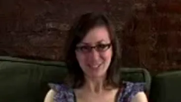 VIDEO O tanara a angajat o stripteusa care sa mearga in locul ei la petrecerea de 10 ani