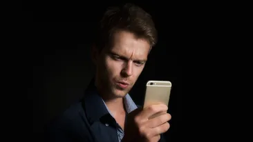 Cum a aflat un bărbat că este înșelat de soția lui. A descoperit mesaje compromițătoare de la șeful ei: ”M-am hotărât să-i verific telefonul”