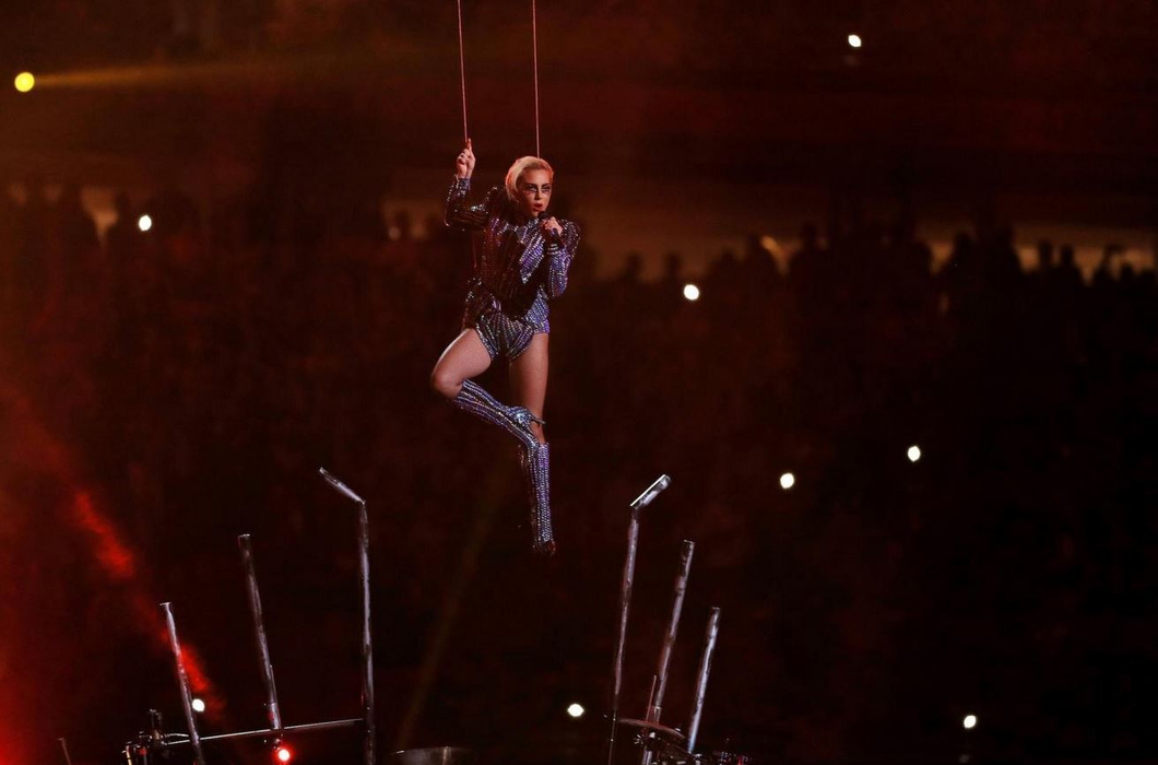 Celebra LADY GAGA a făcut un show de senzaţie la „Super Bowl“! Cântăreaţa a fost minute bune suspendată în aer doar de câteva corzi
