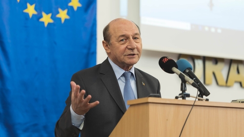Traian Băsescu a răbufnit după ce a pus ştampila pe buletinul de vot! Ce s-a întâmplat la ieşirea din secţie