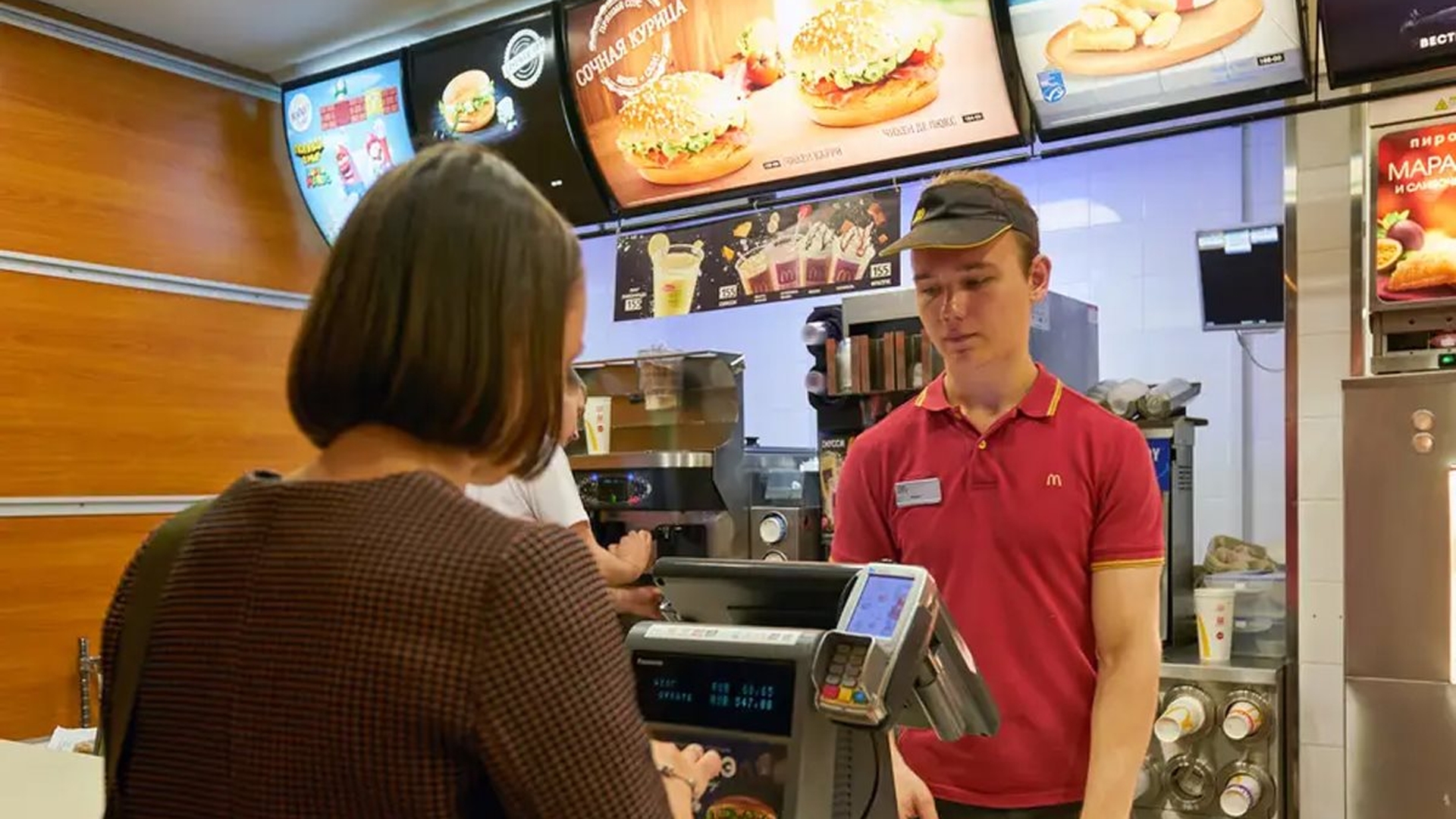 Câți lei primește salariu un angajat la McDonalds în București. Pentru acesti bani, muncește pe brânci și la bucătărie, și la casa de marcat