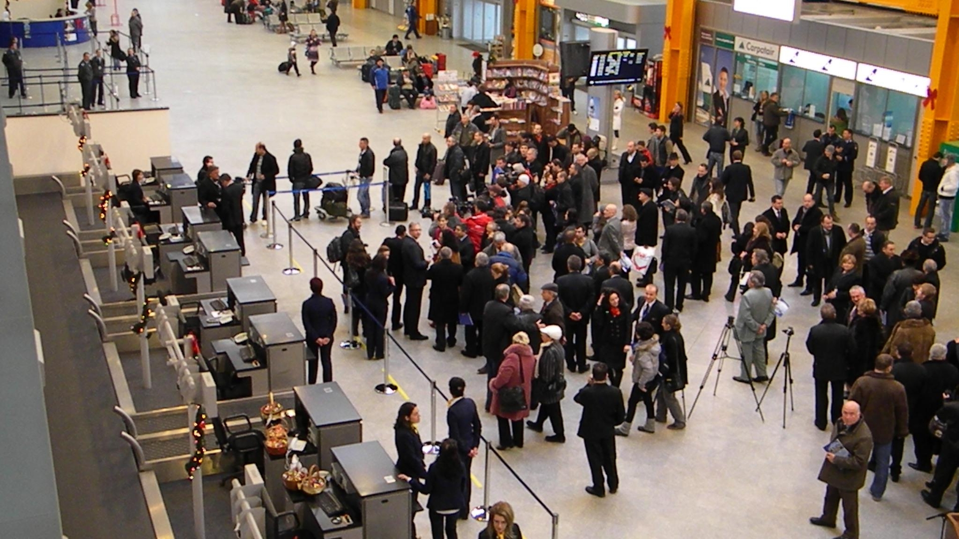 Condițiile teribile în care sunt ținuți românii în aeroportul din Cluj! „Lipsă de respect, de igiena, de orice”