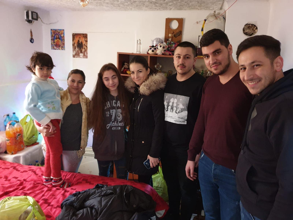 Familia Asan, fericită, alături de angajații care au ajutat-o cu soba