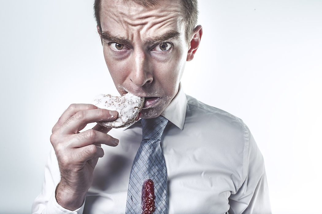Să îți impui limite și restricții în privința dulciurilor sau fructelor, nu este o soluție de slăbit (Sursă: Pixabay)