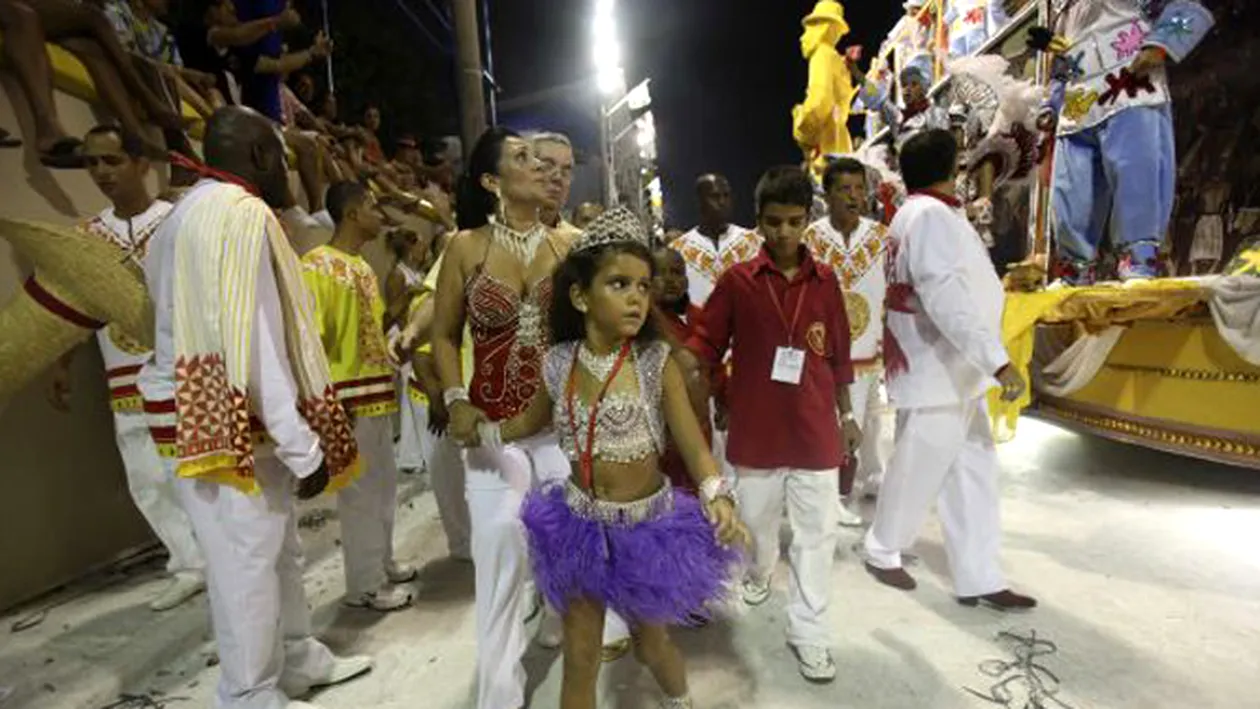 FOTO Mini-regina carnavalului n-a rezistat presiunii