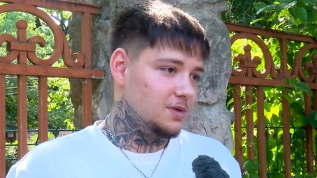 Acest elev din Craiova, tatuat până-n gât, nu a putut da Bacalaureatul în vară, pentru că a rămas corigent la limba franceză: "M-am certat cu profesoara!". Ce zice că a făcut acum, în sesiunea de toamnă