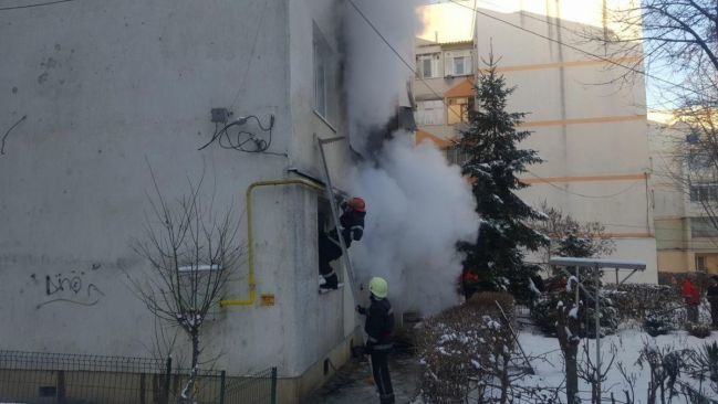 Incendiu într-un bloc din Botoşani. Peste 30 de evacuaţi, patru oameni în spital