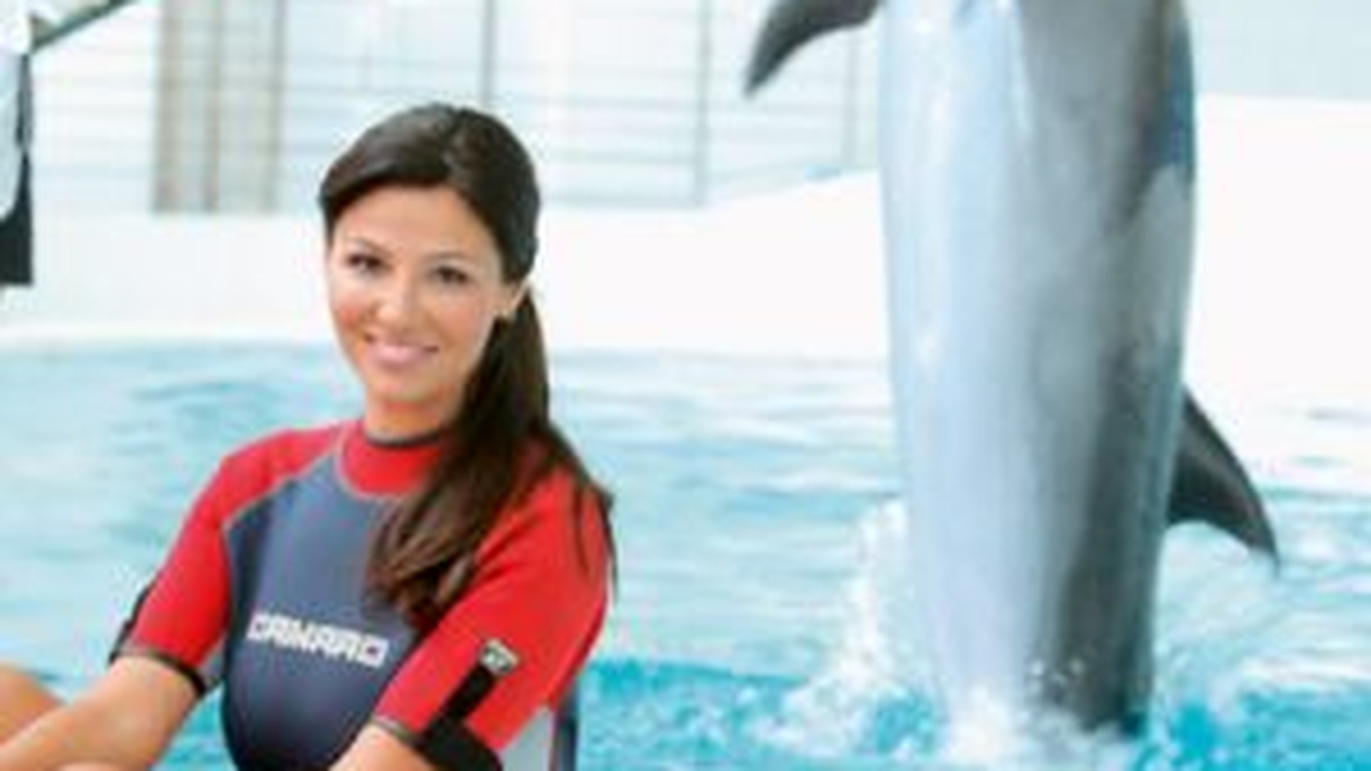 Oana Cuzino, pictorial la delfinariul din Constanta alaturi de trei delfini