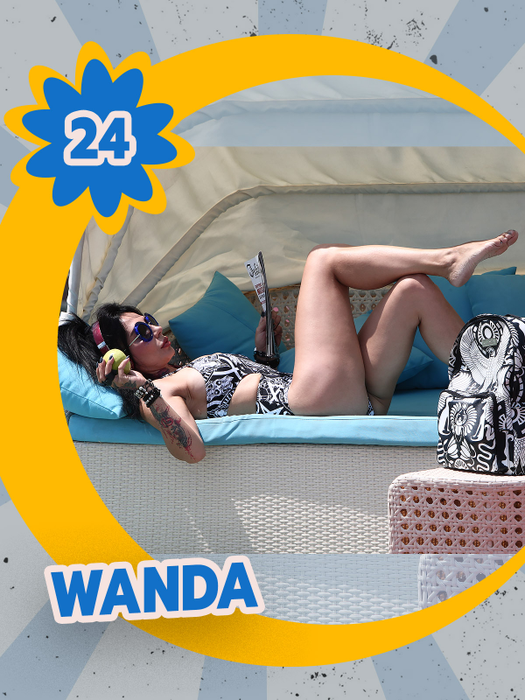 TOP 30 de vedete care şi-au etalat picioarele lungi şi bronzate la piscină. Blonde, brune și roșcate sunt complet dezinhibate!