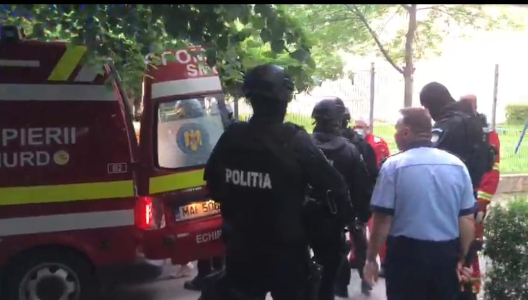 Un bărbat și-a sechestrat soacra și soția. Femeile au fost salvate de polițiștii care au intrat pe geam