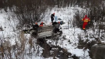 Accident grav pe DN1. Trei oameni au rămas încarceraţi, după ce maşina în care erau s-a răsturnat