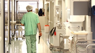 Fetita de 8 ani, in coma dupa ce a fost lovita cu oglinda de o masina
