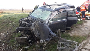 Accident grav în Bistrița-Năsăud, după ce o mașină a intrat în capul unui pod! Un mort și trei răniți