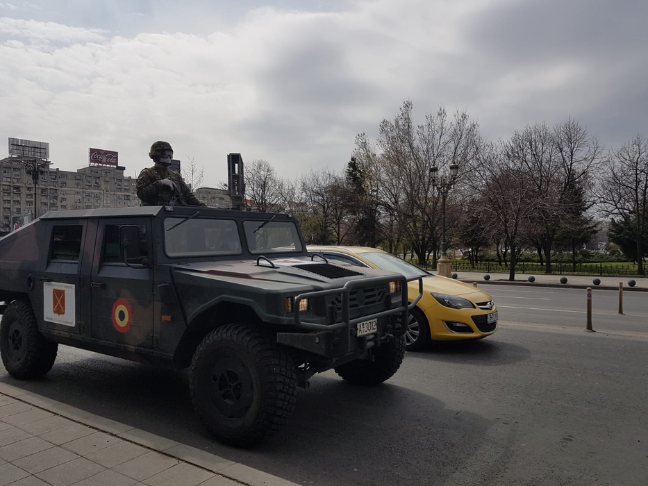 UPDATE imagini LIVE cu armata română pe străzile din Bucureşti! Sute de şoferi, verificaţi la una dintre intrările în oraş