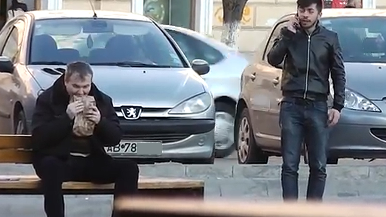 VIDEO Razi cu lacrimi! Cea mai tare farsa facuta in Romania! Cum reactioneaza mai multi barbati din Cluj inainte de o bataie